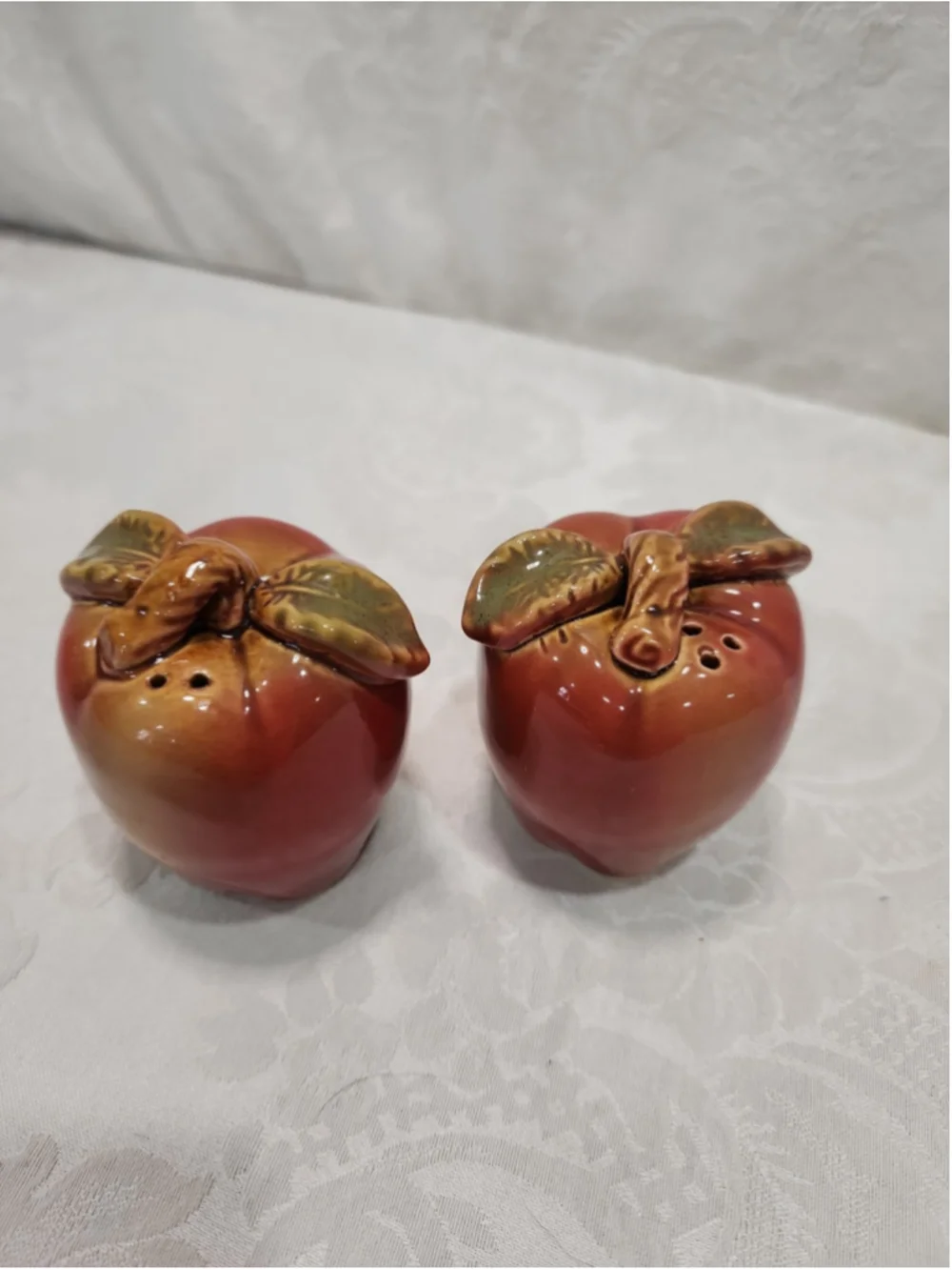 Vintage Apple Salt & Pepper Shakers Ceramic Red Fruit Kitchen Decor Set